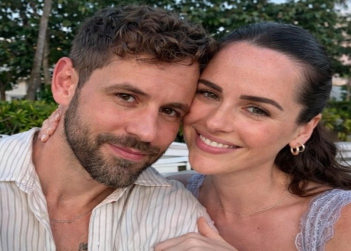 How Old Nick Viall Wife